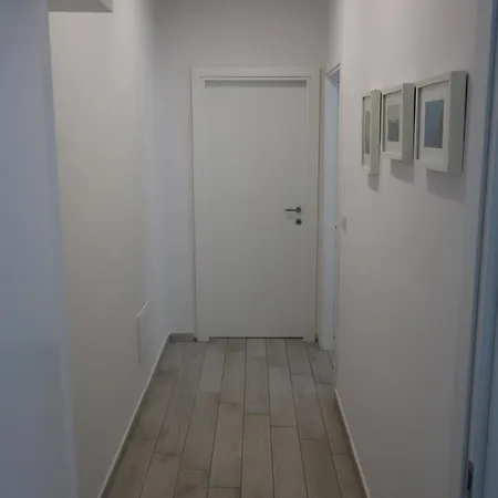Апартаменты Cath's Hide Away *